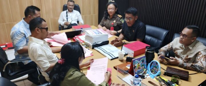 Kejati Serahkan 4 Tersangka dan Barang Buki Korupsi Jamkrida ke Kejari Kupang