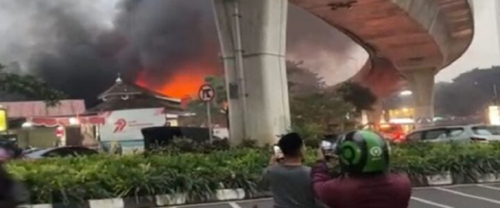 34 Mobil Damkar Dikerahkan Padamkan Kebakaran Pasar Taman Puring