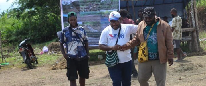 Apresiasi Semangat Mahasiswa Asal Simapitowa Bangun Asrama, Perindo Papua Tengah Salurkan Bantuan Perlengkapan Olahraga