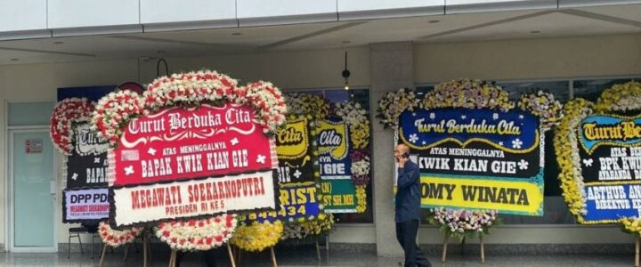 Karangan Buka Berdatangan ke Rumah Duka Kwik Kian Gie