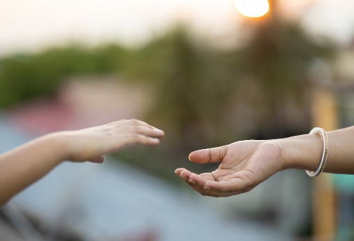 Reach Out Artinya Apa Pahami Makna Bedanya dengan Istilah Lain