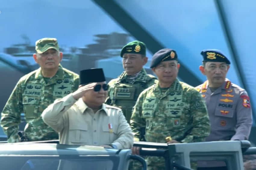 Prabowo-Panglima TNI Naik Maung Cek Pasukan Upacara Gelar Kehormatan Militer di Batujajar